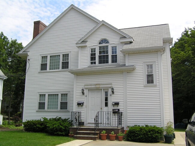 Great Newton Area. Walk to West Newton Square. - 18 Dunstan St