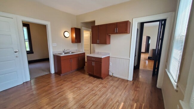 Building Photo - 823-825 S 11th Unit Lower