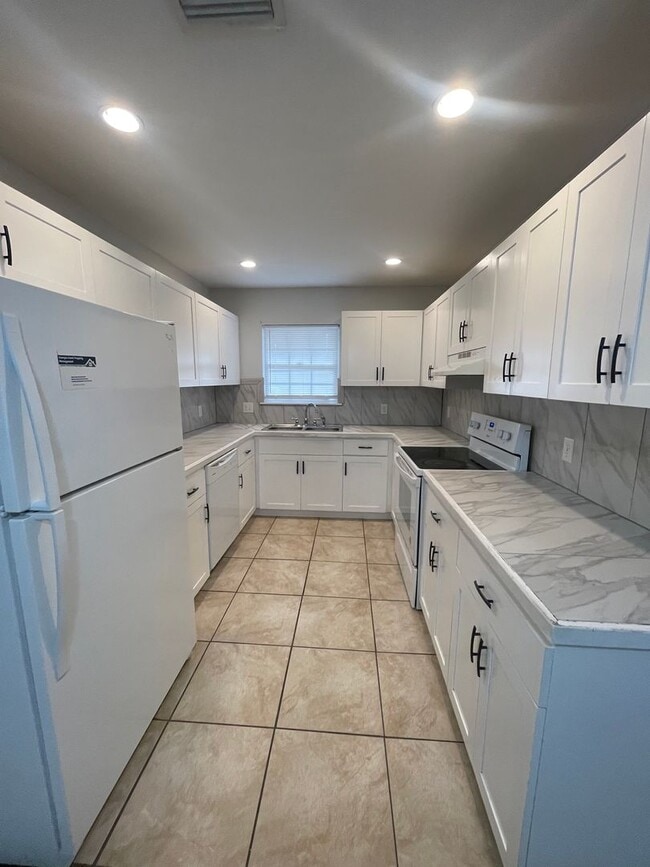 Photo - 190 Leeswood Cir