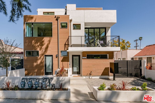 Building Photo - 836 N McCadden Pl