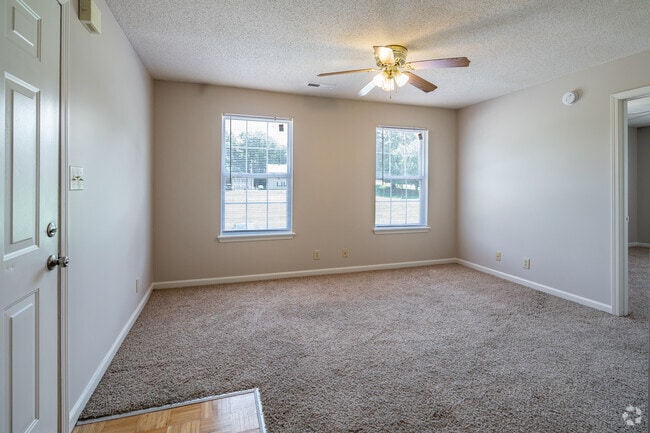 1BR, 1BA - 600SF - Living Room