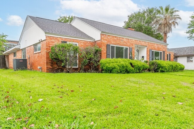 Photo - 8819 Hazen St