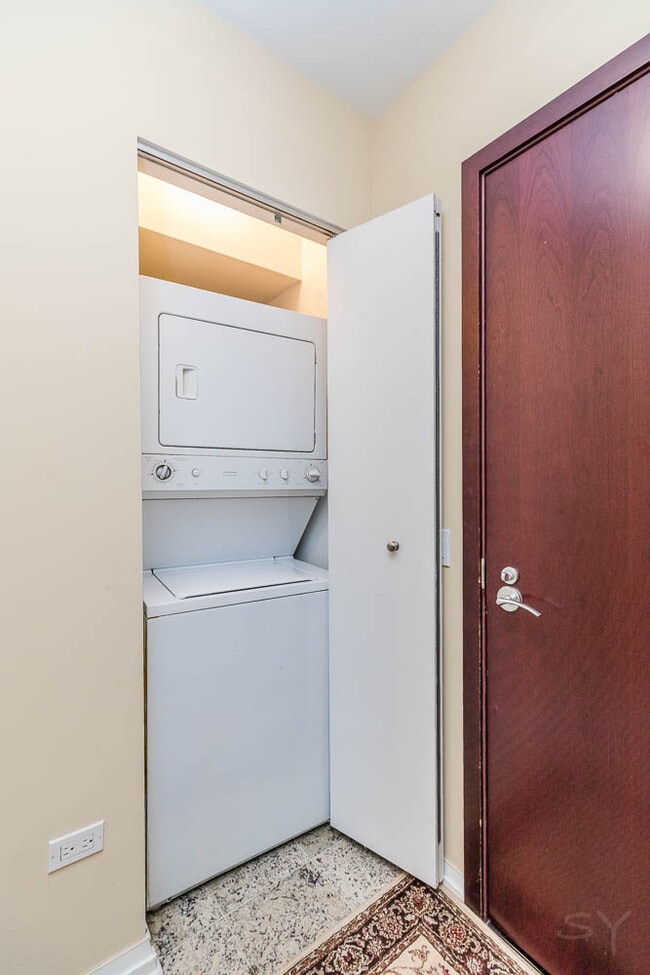 Building Photo - 33 W Ontario St Unit 16h Rental