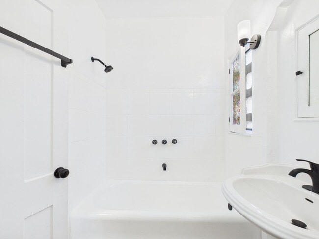 Photo - 1533 E 3rd St Unidad 1535