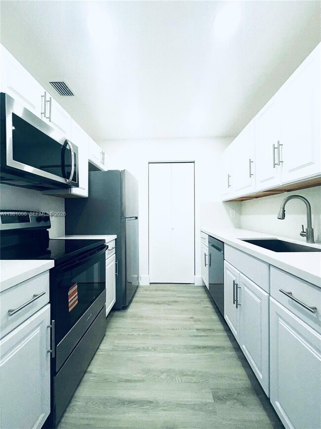 Building Photo - 500 NE 2nd St Unit 420