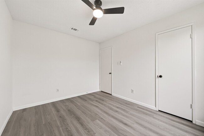 Building Photo - 7523 La Pl Dr