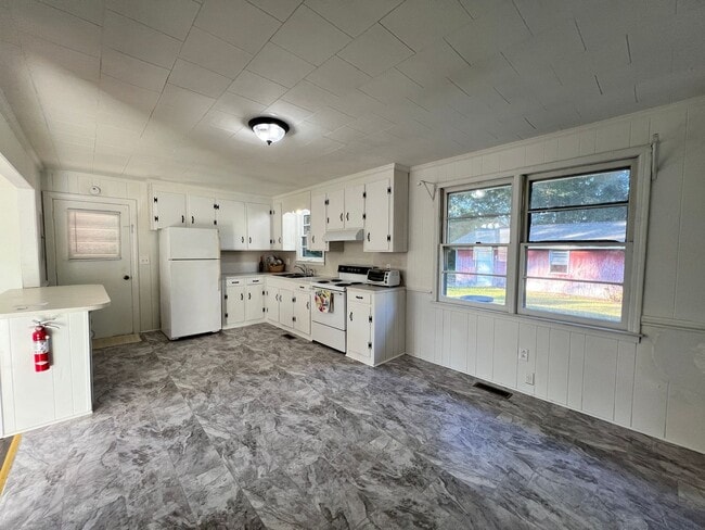 Photo - 3 Bed, 1 Bath, Brick Ranch with Attached Carport