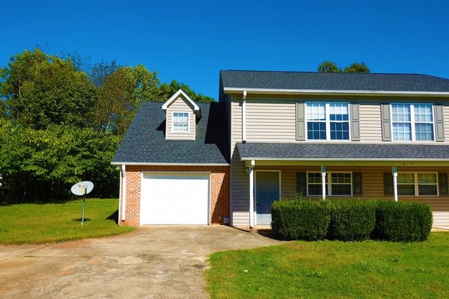 Photo - 206 River Oaks Cir