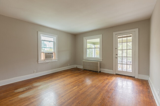 Photo - 819 W 51st St