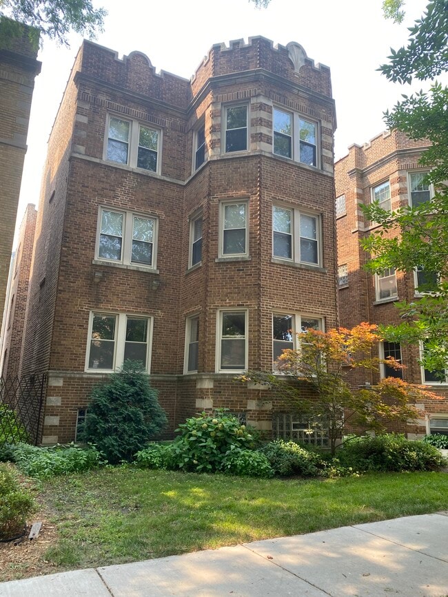 Building Photo - 2025 W Berwyn Ave Unit #2
