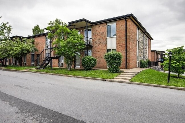 Building Photo - 2601 Hillsboro Pike Unit F12