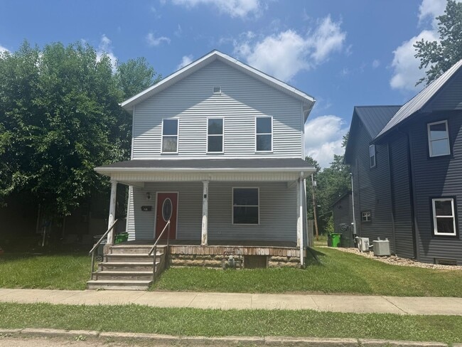Building Photo - Large 3-Bed 2-Bath Home Uhrichsville