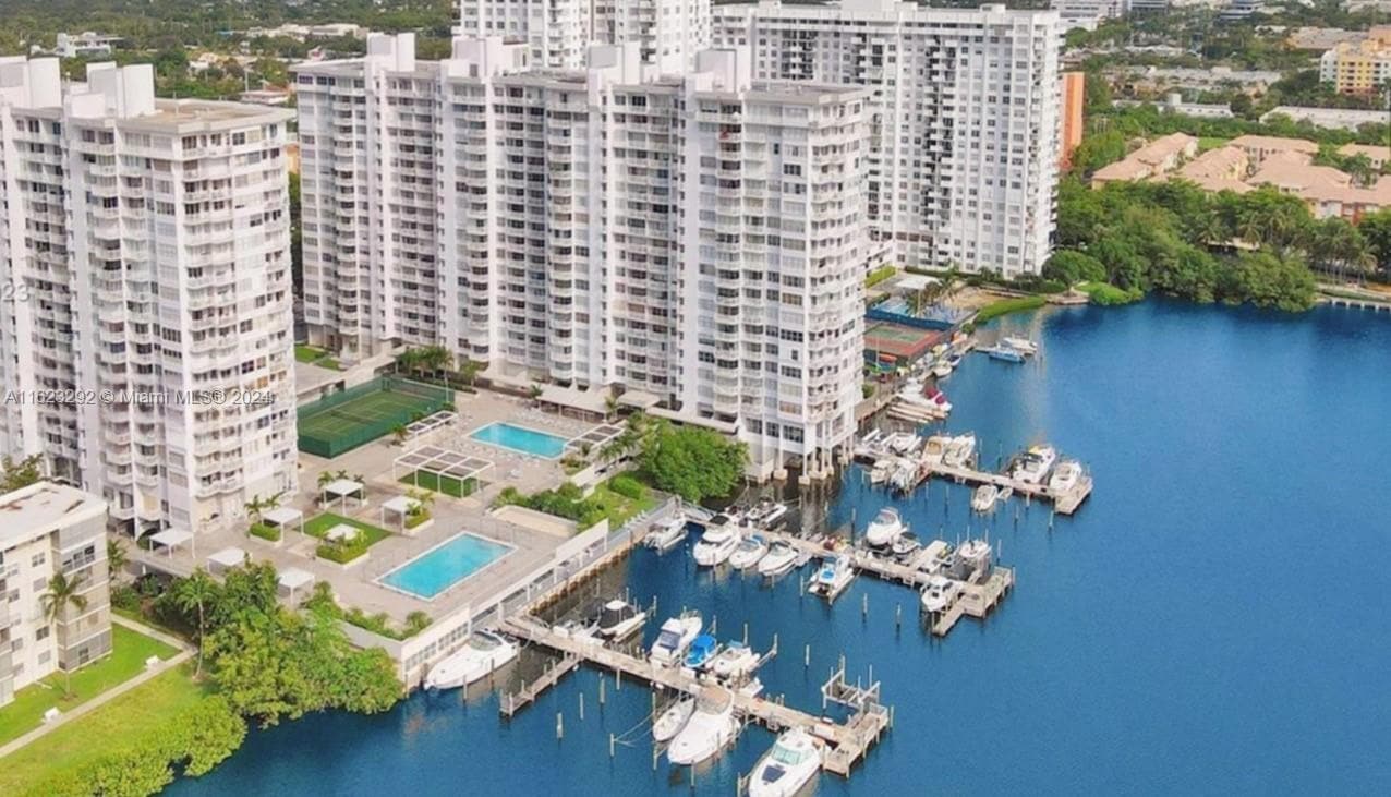 Photo - 18061 Biscayne Blvd Unit EXTRA LARGE 2 BEDROOM AVE