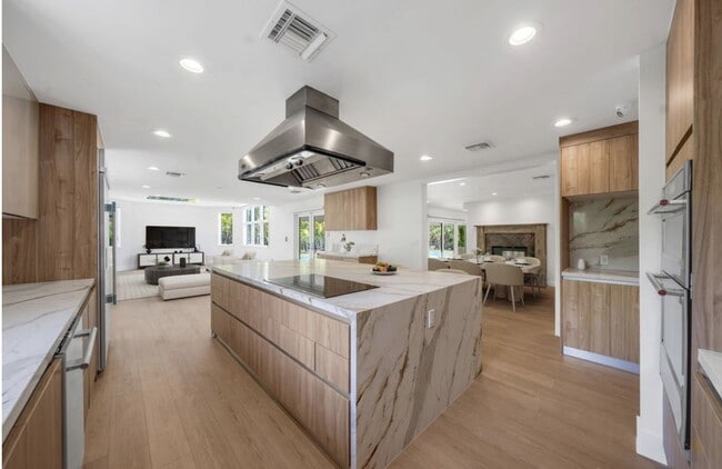 Building Photo - 5120 Carillo St