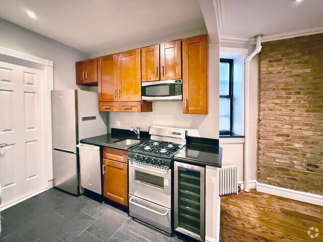 Building Photo - 382 E 10th St Rental