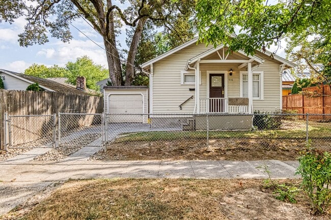 Building Photo - Charming Sellwood Cottage w/ Garage & Fenc... Rental
