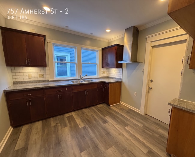 Building Photo - 757 Amherst St Unit 2