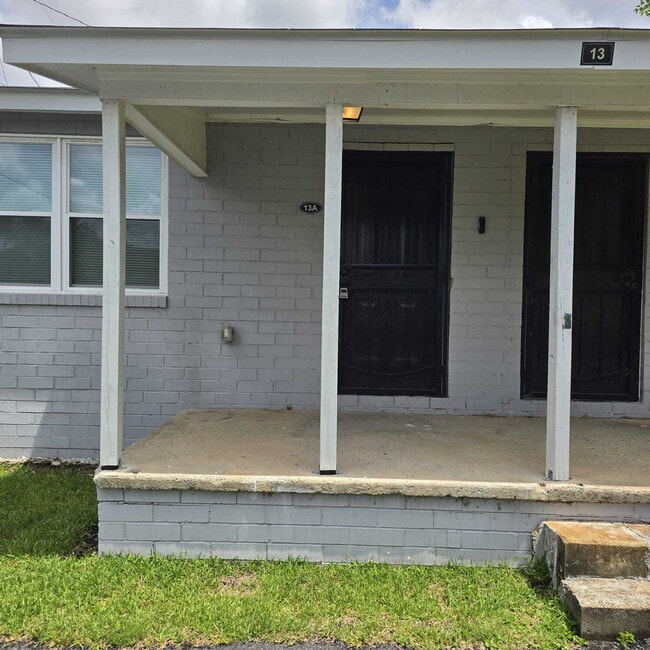 Building Photo - This 2 Bedroom 1 bath home has been recently updated. Unit 13A
