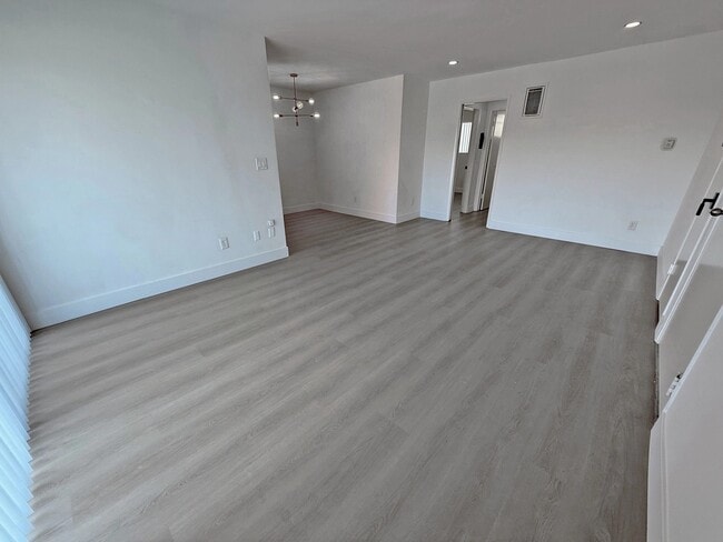 Photo - 745 N Edinburgh Ave Unit 6