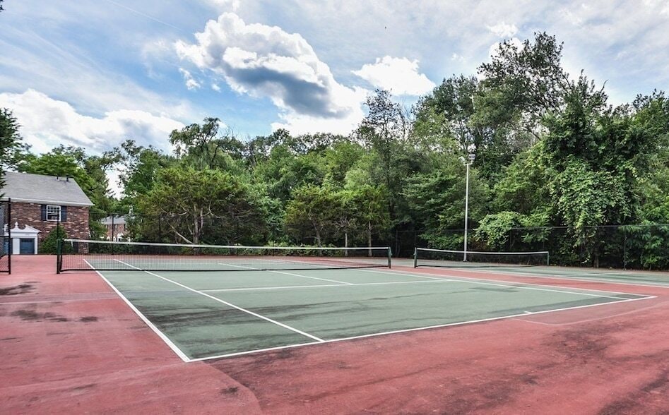Photo - 1107 Windsor Dr N