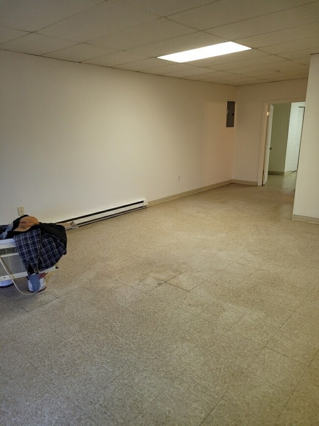 Living Space - 130 KURTZ AVE Unit #5