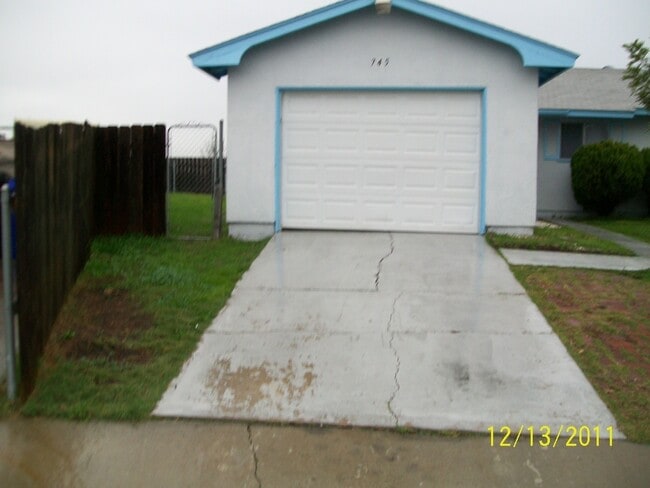 Building Photo - 3 Bed 2 Bath House