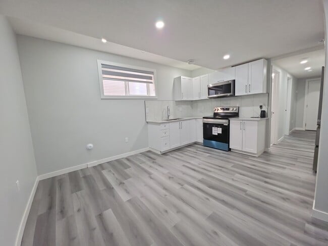 Building Photo - 9910-9153 153 St NW