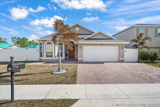 Photo - 340 Palm Breezes Dr