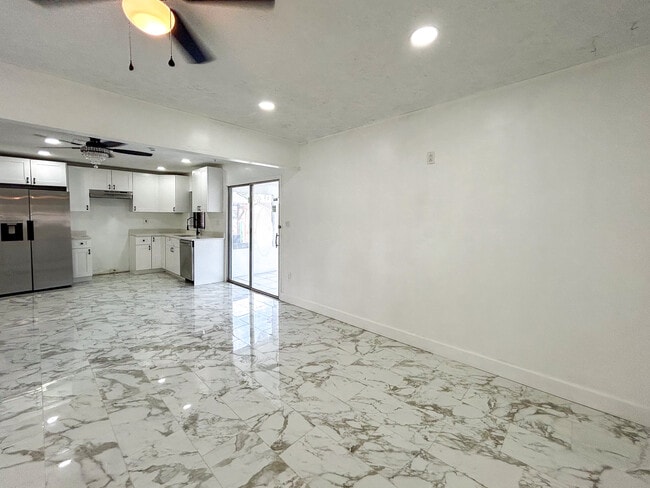 Photo - 325 NW Rebecca Ave