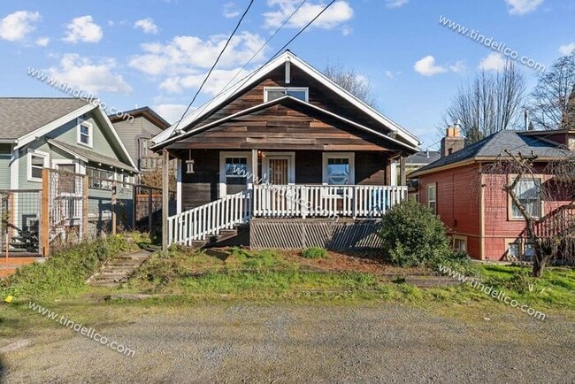 Building Photo - Pet Friendly 4 bedroom 2 bathroom home located blocks from University of Portland!