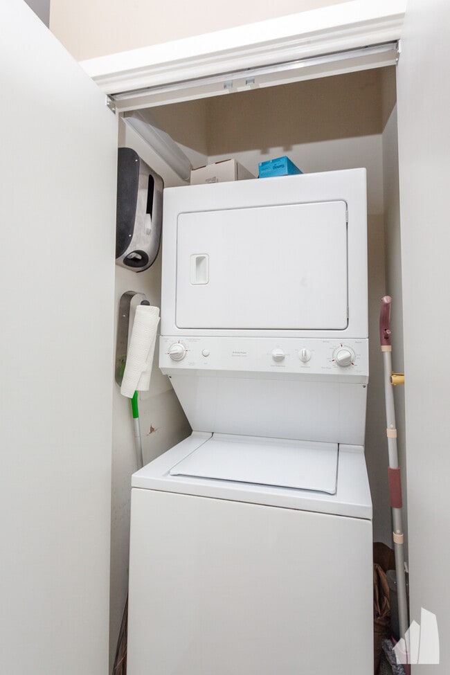 Photo - 1 E 8th St Unidad #  0505