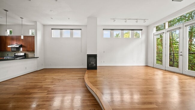 Building Photo - 2436 Bissonnet St Rental