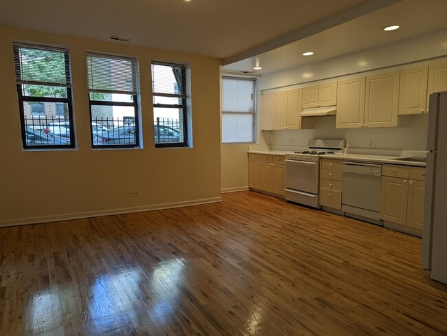 Building Photo - 912 W Dakin St Unit 917-102