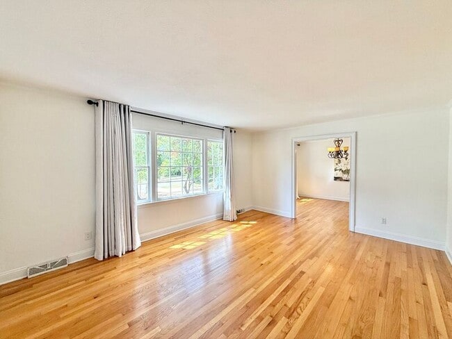 Photo - 1402 Hedgelawn Way