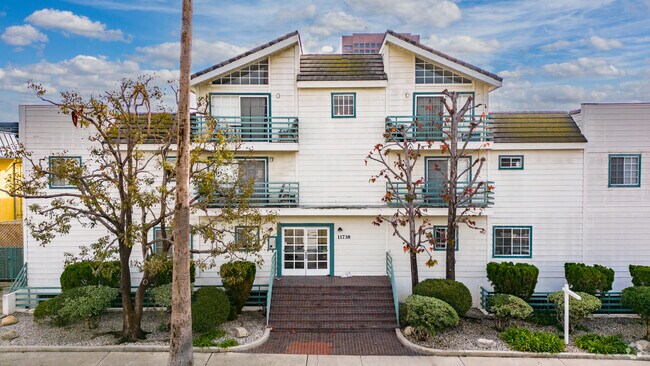 Entrada - 11742 Mayfield Ave