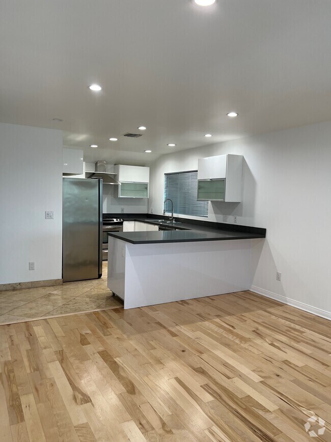 Building Photo - 1146 N Clark St Unit 8 Rental
