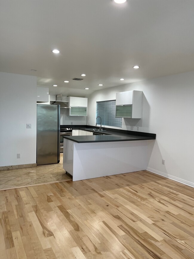 Building Photo - 1146 N Clark St Unit 8 Rental
