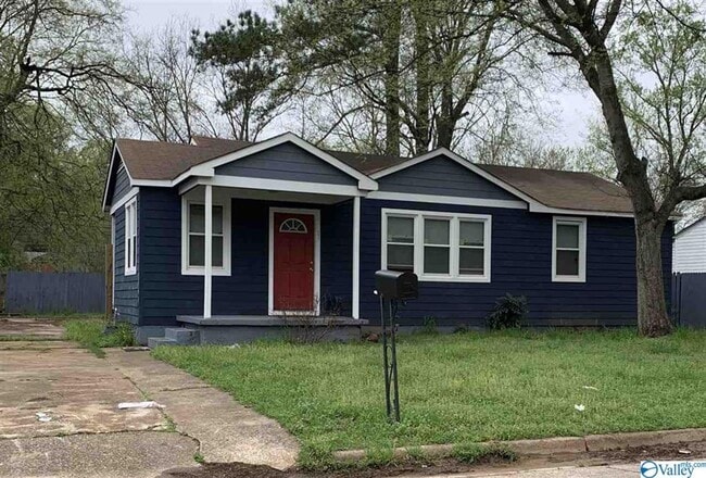 Building Photo - Central Location to Huntsville!