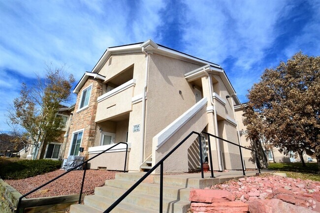 Building Photo - Cute & Cozy Apartment with One Car Garage ...