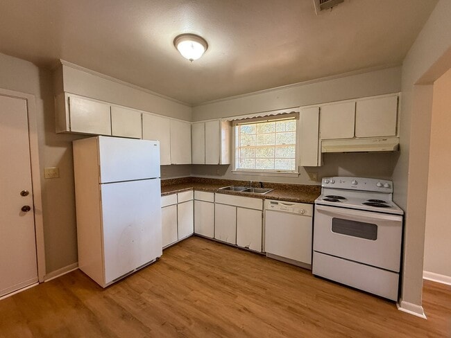 Photo - 2 Bedroom 1 Bath Duplex - Brand New Flooring and Paint!