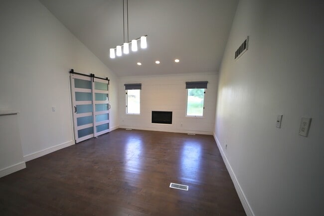 Photo - 454 Woodland Dr W