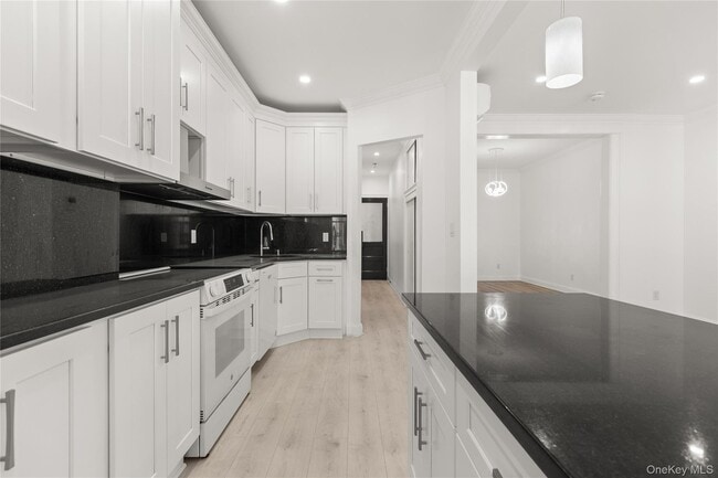 Photo - 61-33 Palmetto St