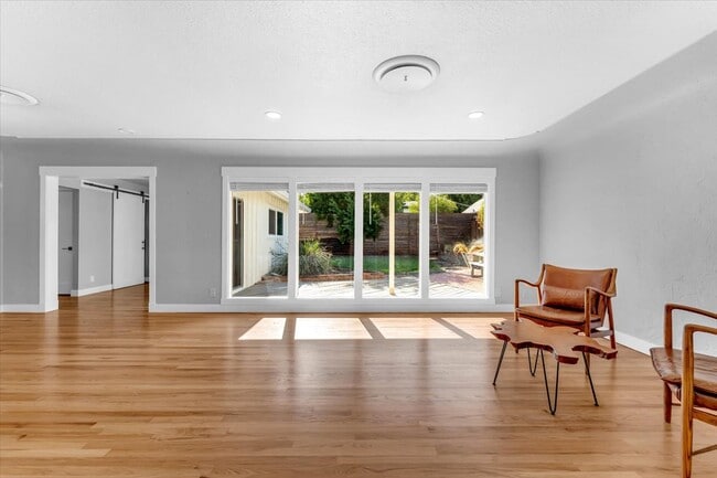 Ventanas de piso a techo - 1132 Walnut Ave