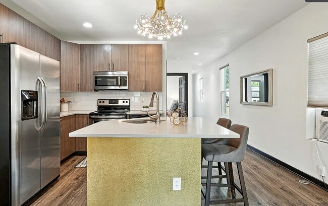 Photo - 856 Fox St Apartments