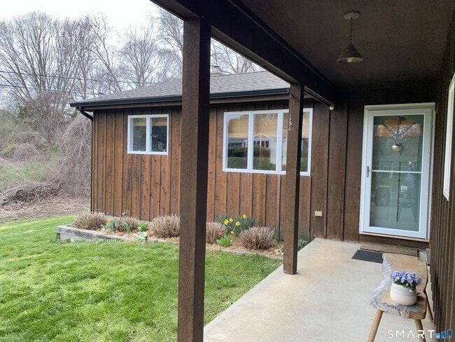 Building Photo - 10 Riverbend Dr