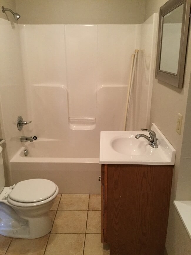 Photo - 3 Bedroom, 2 1/2  Bathroom half duplex, $1100 mo - Available December 19