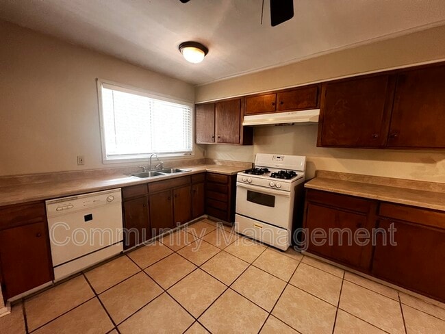 Photo - 2415 Rhododendron Ave