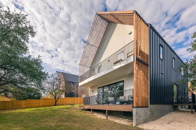 Building Photo - 2103 Crazyhorse Pass