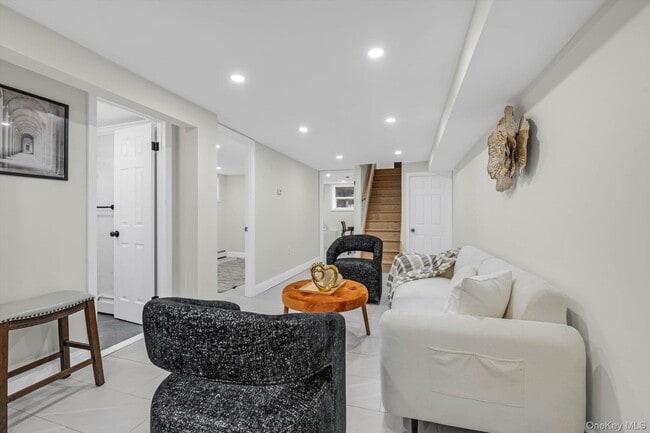 Building Photo - 31-15 101st St Unit Lower Level Rental