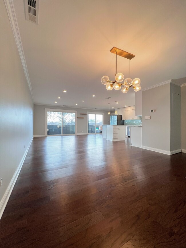 Building Photo - 9242 Gross Point Rd Unit 405